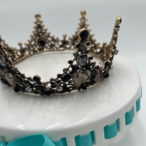 An Exquisite Vintage-Inspired Royal Crown - Picture 6 of 7